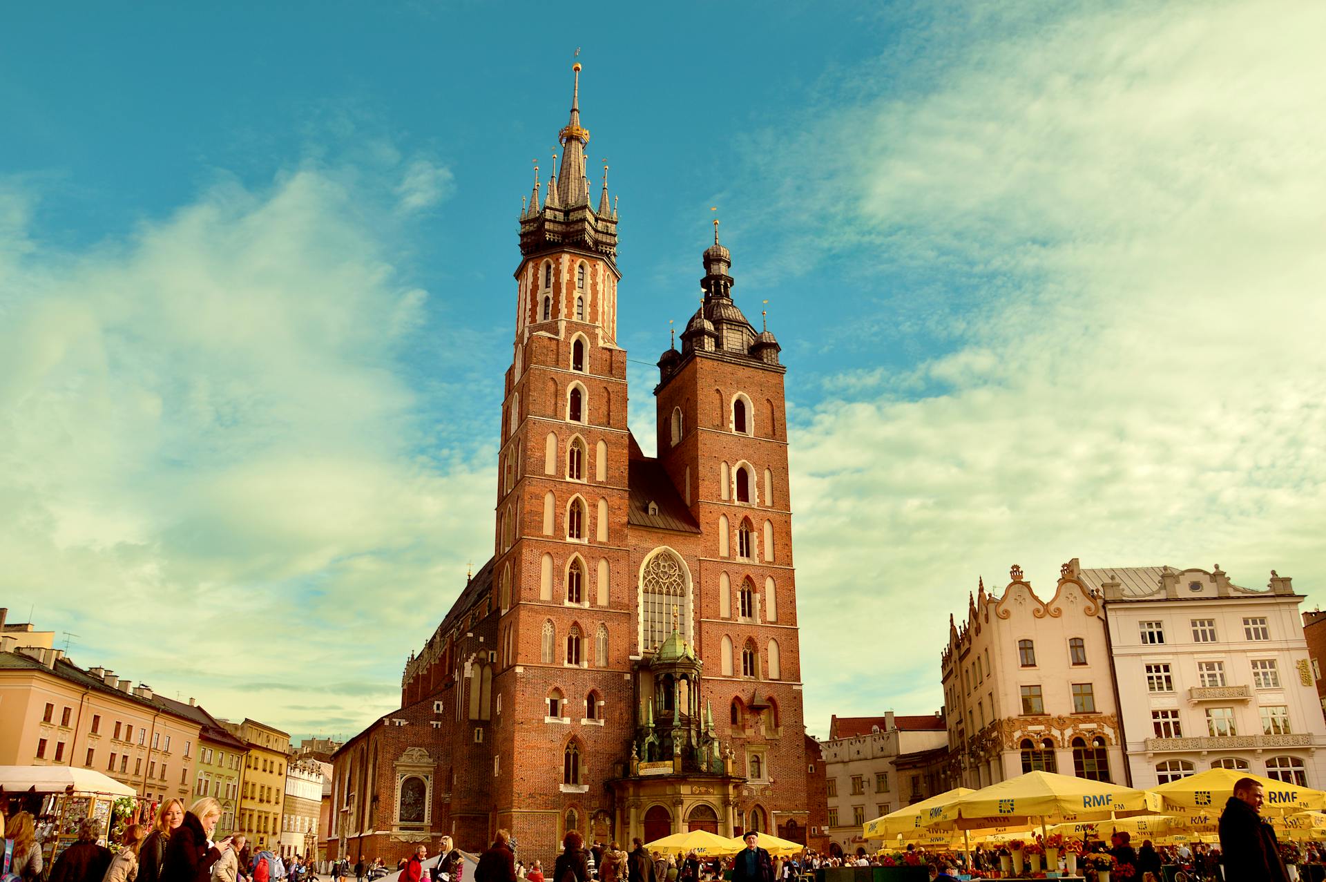 Kraków Śródmieście – Bazylika Mariacka na Rynku Głównym, centrum miasta gdzie świadczymy czyszczenie klimatyzacji